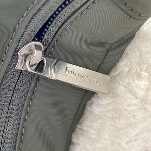 ❤️ Lululemon Mini Shoulder Bag 4L Grey Sage NWT - Picture 9 of 16